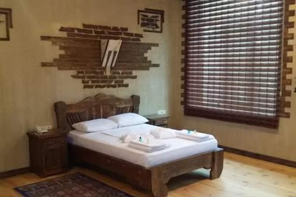 Chambre Standard Double ou avec lits jumeaux | Literie de qualité supérieure, bureau, fer et planche à repasser