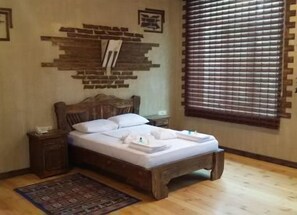 Quarto casal ou duplo standard | Roupas de cama premium, escrivaninha, ferros/tábuas de passar roupa