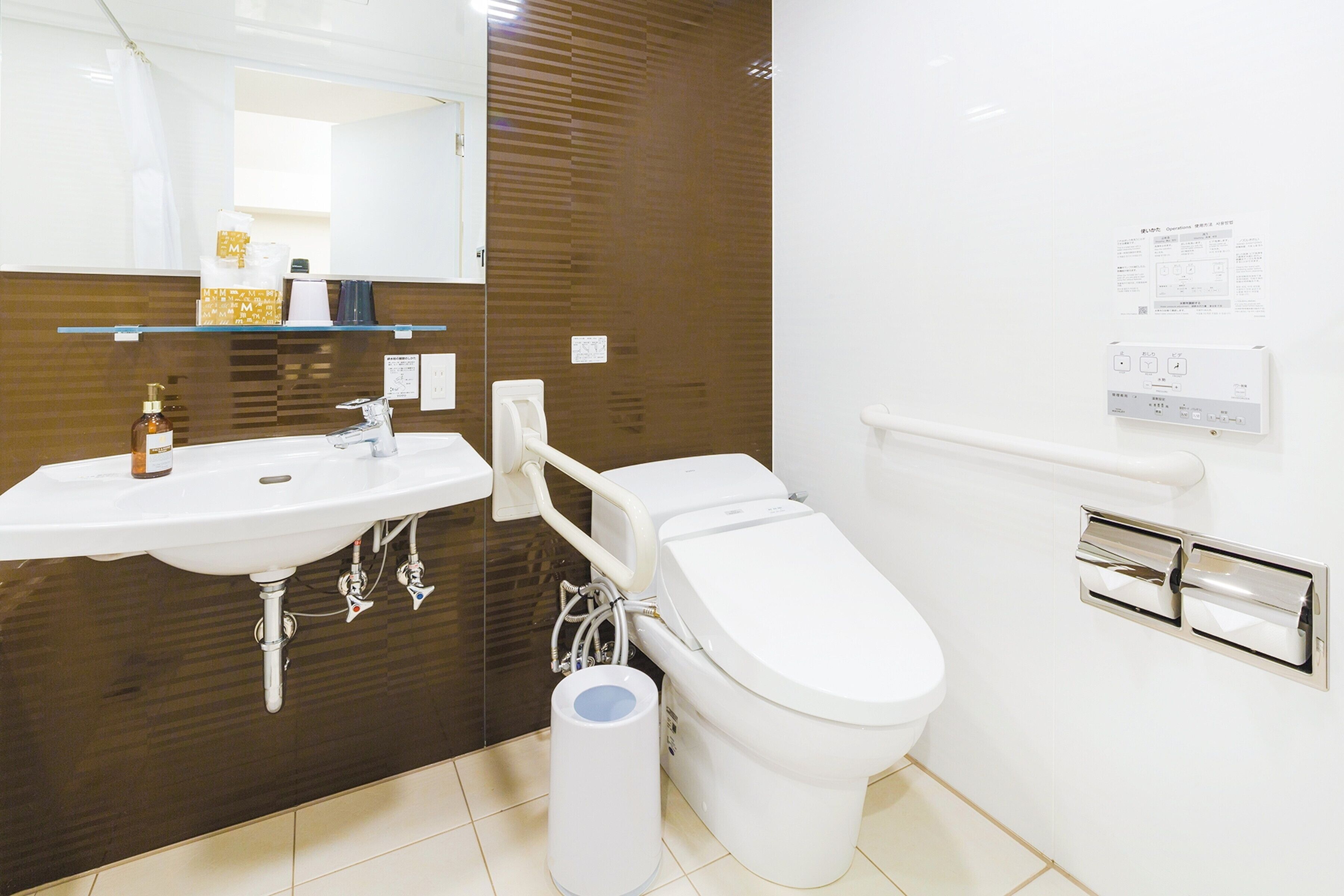 universal twin room, non smoking | accessible bathroom