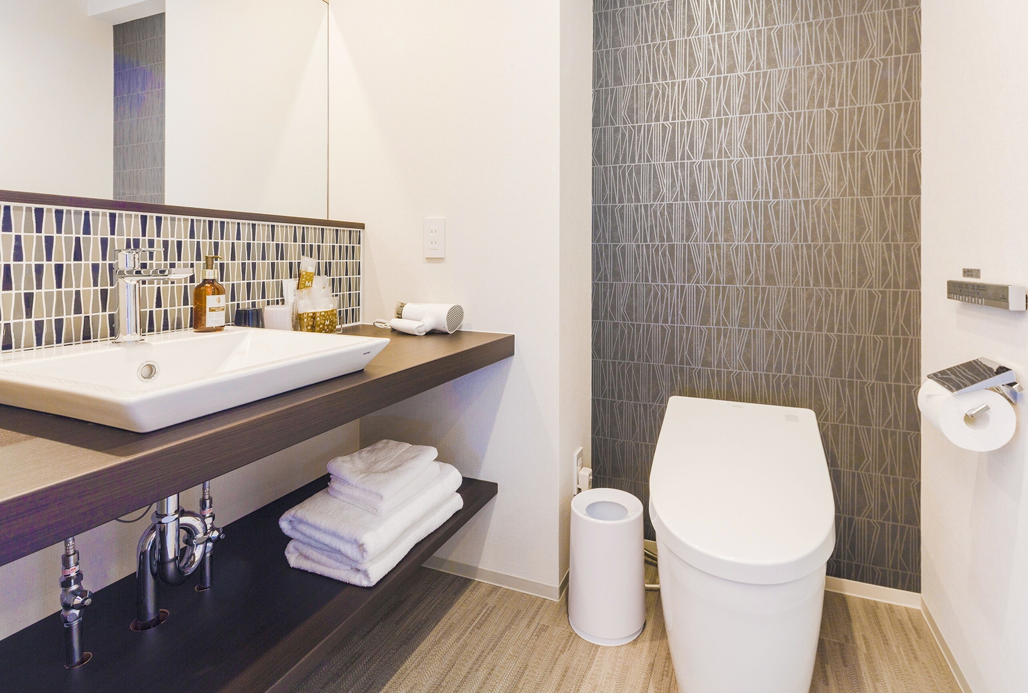 superior twin room, non smoking | bathroom | free toiletries, hair dryer, slippers, bidet