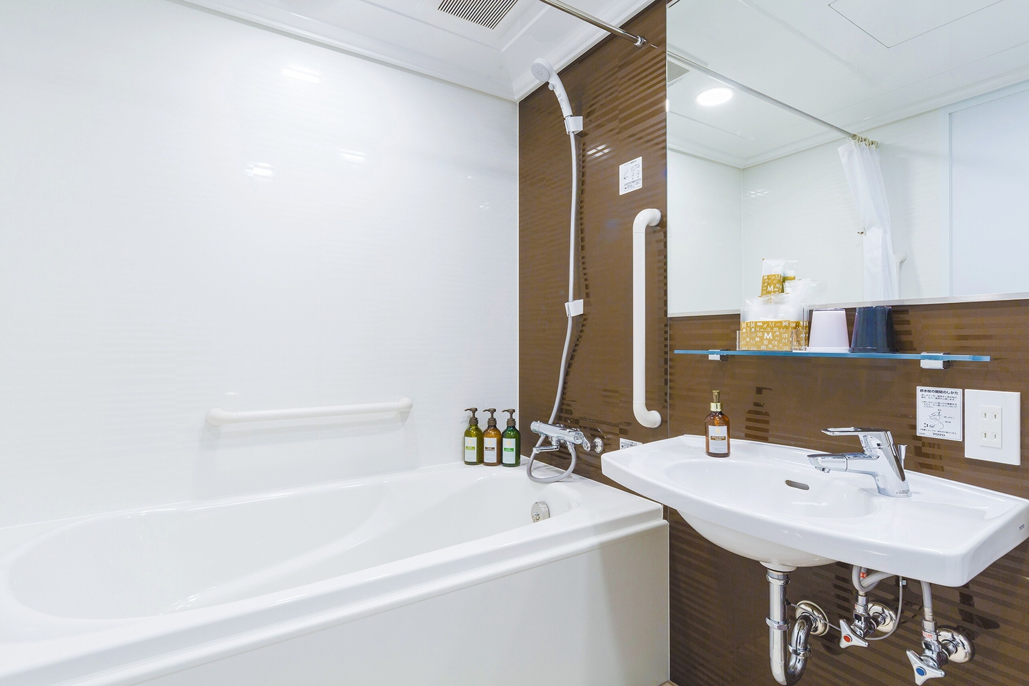 universal twin room, non smoking | accessible bathroom