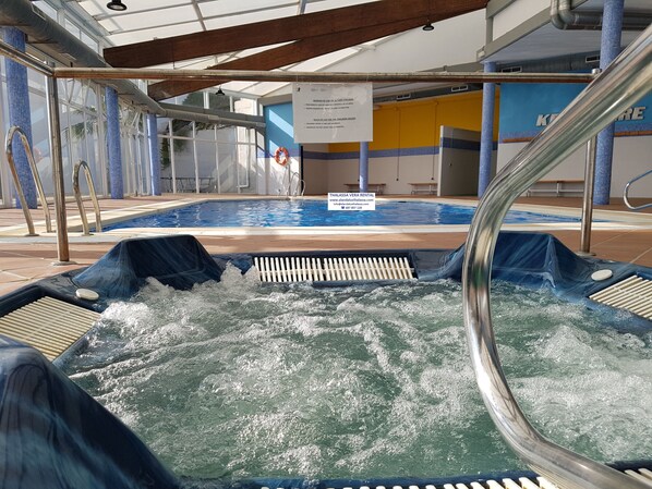 Indoor spa tub