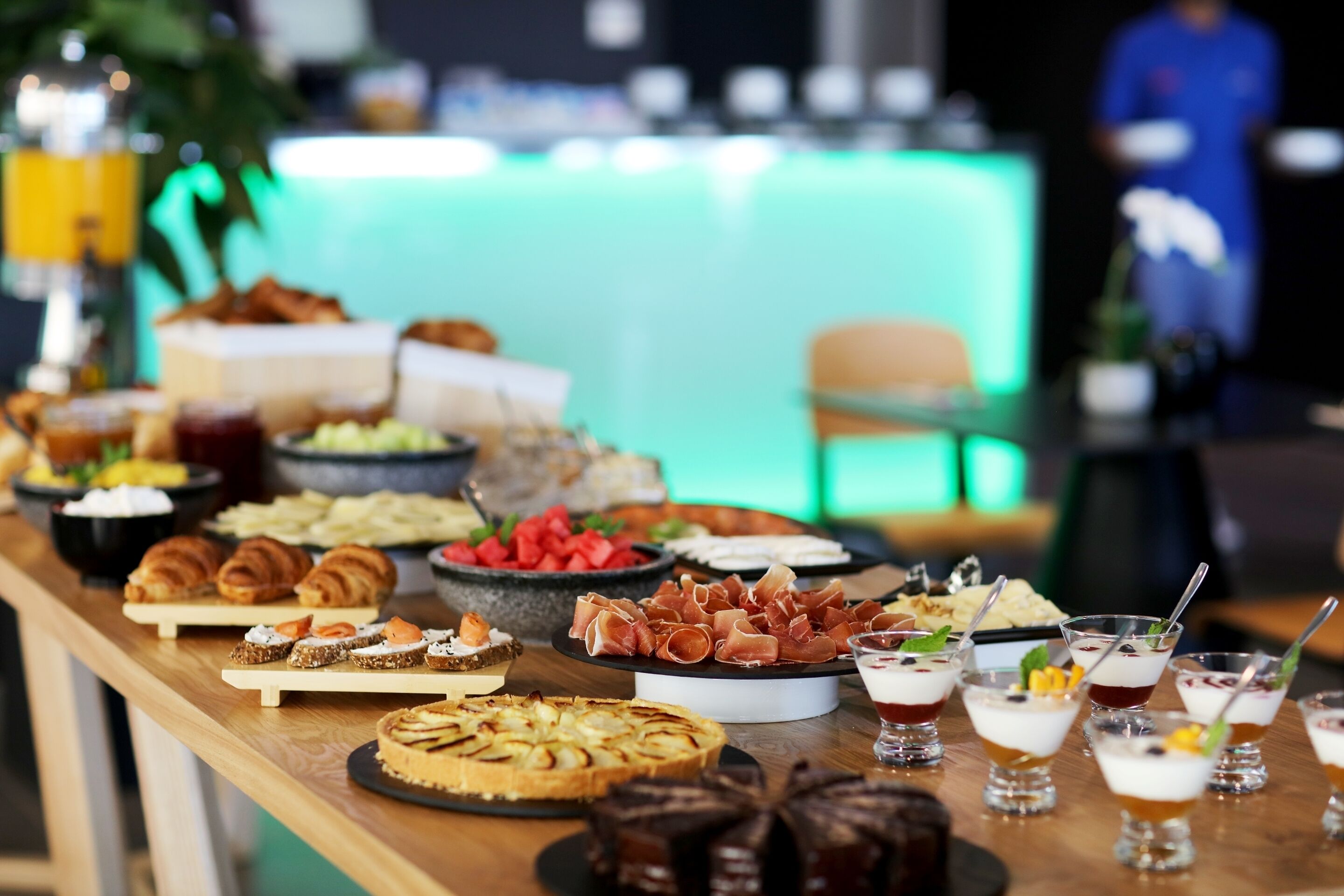 Une table de buffet proposant divers plats et boissons.
