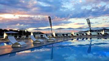 2 piscines extérieures, chaises longues