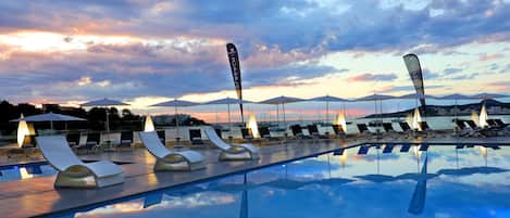 2 piscines extérieures, chaises longues