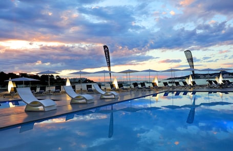 2 outdoor pools, sun loungers