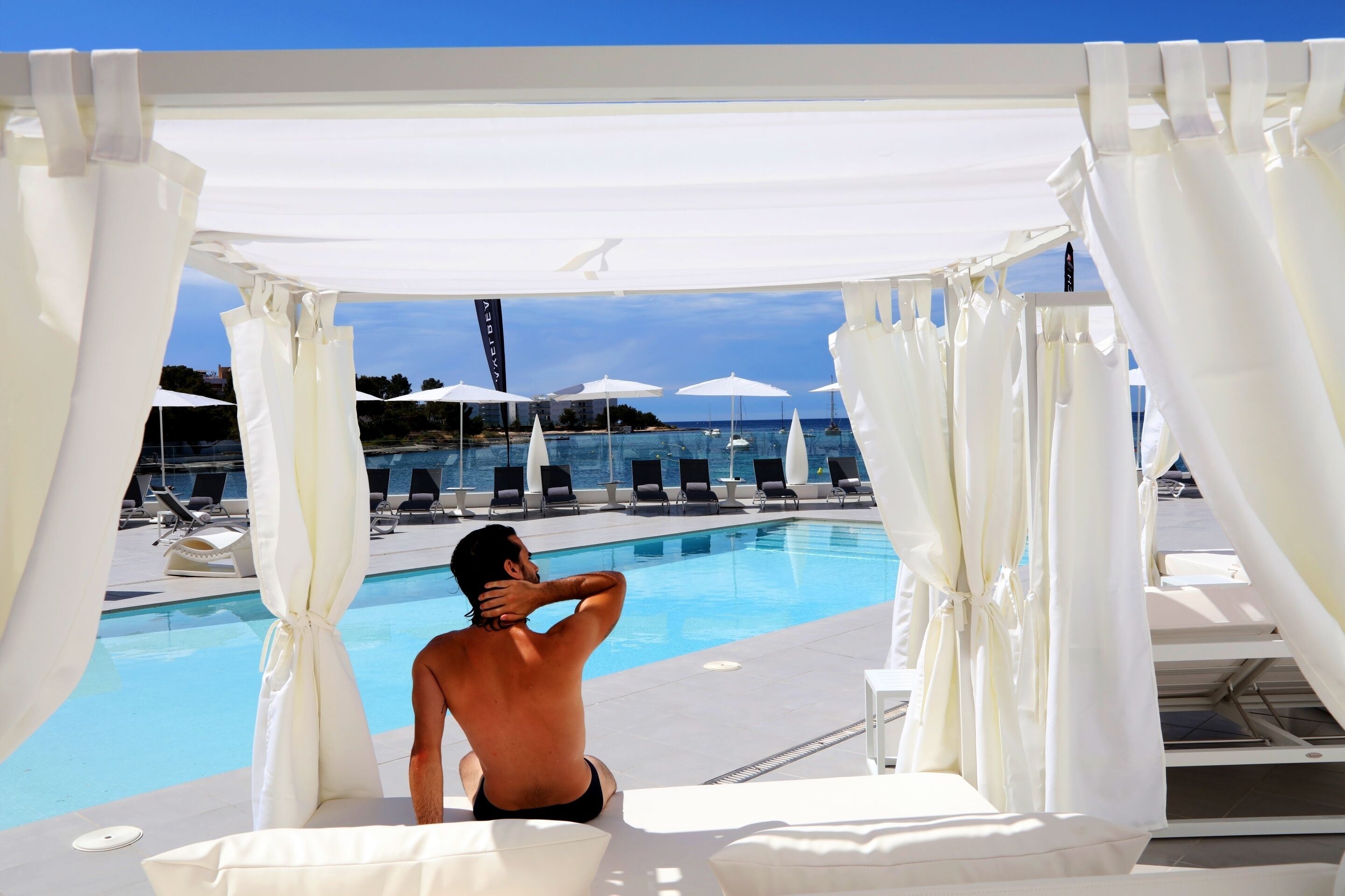 2 piscines extérieures, chaises longues
