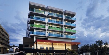 2 buitenzwembaden en ligstoelen