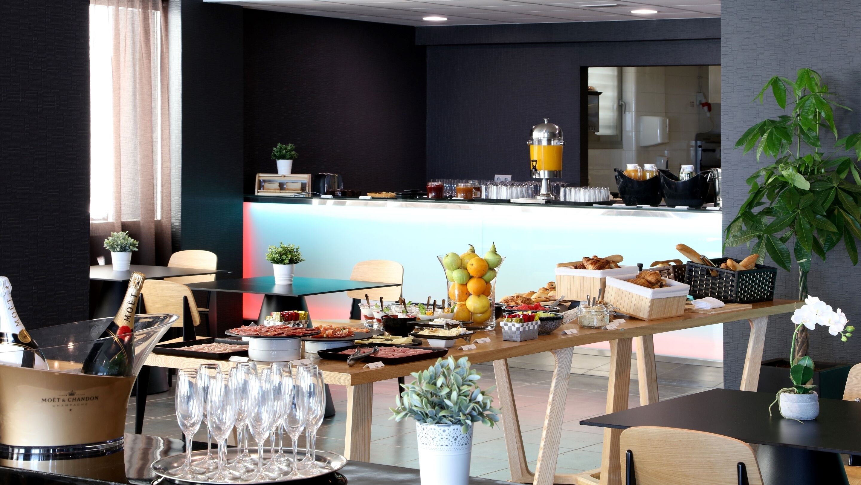 Daily continental breakfast (EUR 17 per person)