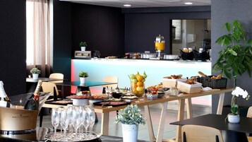 Dagelijks continentaal ontbijt (EUR 17 per persoon)