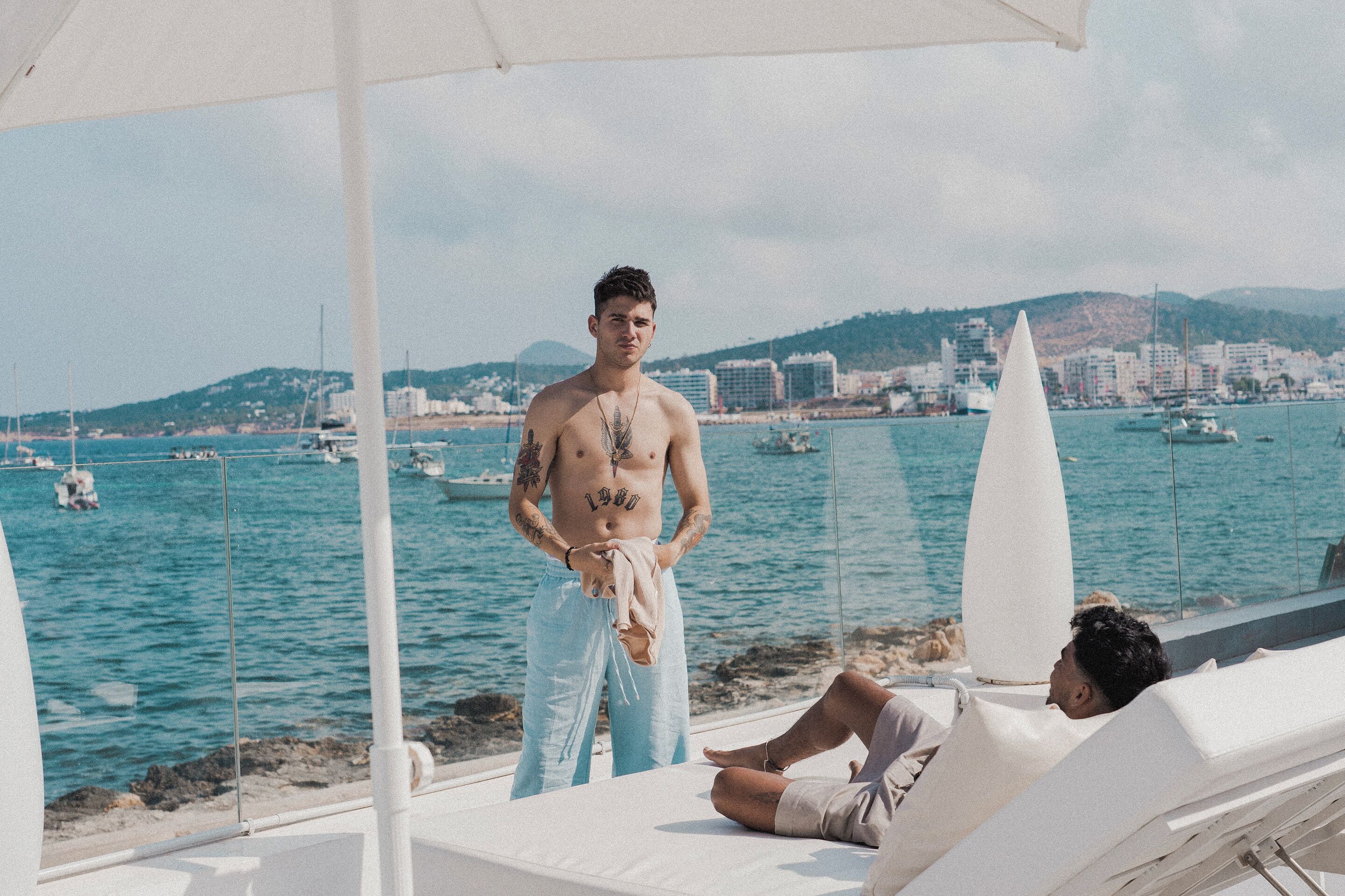 2 piscines extérieures, chaises longues