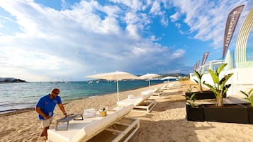 Trên bãi biển, cát trắng, quán bar trên bãi biển