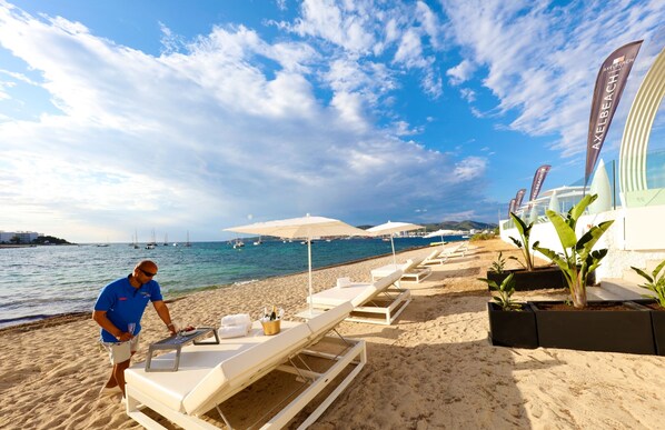 Am Strand, weißer Sandstrand, Strandbar