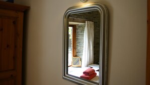Småhus, 2 soverom (Two-Bedroom Cottage (4 Adults)) | Strykejern/-brett, wi-fi (inkludert) og sengetøy