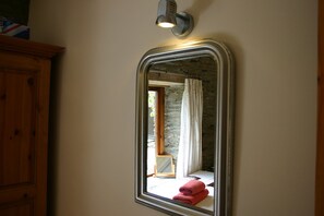 Casa de campo, 2 habitaciones (Two-Bedroom Cottage (4 Adults)) | Tabla de planchar con plancha, wifi gratis y ropa de cama