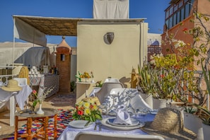 Serveert ontbijt, lunch, Marokkaanse gerechten, openlucht dineren