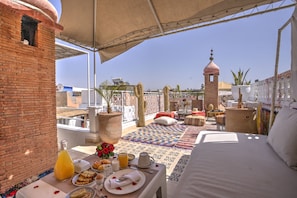 Serveert ontbijt, lunch, Marokkaanse gerechten, openlucht dineren