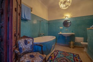 Standard Room | Bathroom | Shower, free toiletries, hair dryer, towels