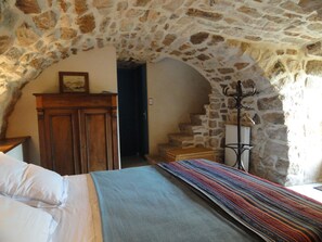 舒適套房, 2 間臥室, 2 間浴室 (2 bedrooms  equals  rate for 4 people) | 書桌、免費 Wi-Fi、床單