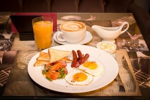 Se ofrece un desayuno inglés (150 UAH por persona)