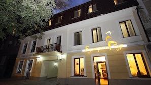 A hotel with a balcony, multiple windows, and a sign above the entrance. - Boomerang Business Hotel (Odesa)