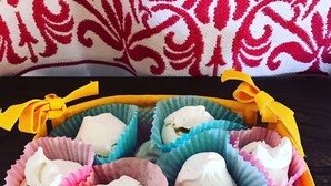 A tray of white chocolate-covered treats in colorful paper cups. - Castello Malicas (Galtelli)