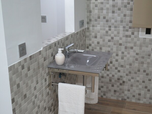 Comfort Double Room | Bathroom sink - Hotel Boabdil (Otura)
