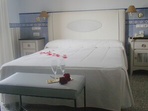 In-room safe, free cribs/infant beds, free WiFi, bed sheets - Hotel Boabdil (Otura)