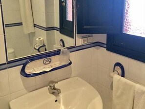 Douche, articles de toilette gratuits, sèche-cheveux, bidet