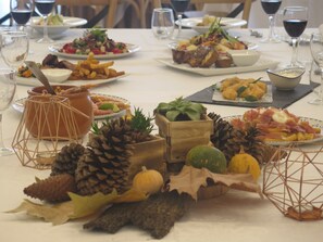 Petit déjeuner, déjeuner et dîner servis sur place