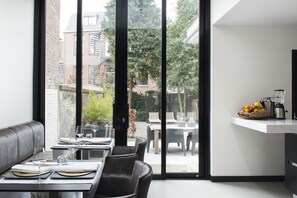 Bao gồm bữa sáng buffet hàng ngày 