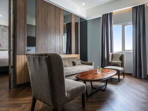 Suite Exécutive, 1 trÚs grand lit et 1 canapé-lit | Coffres-forts dans les chambres, bureau, fer et planche à repasser