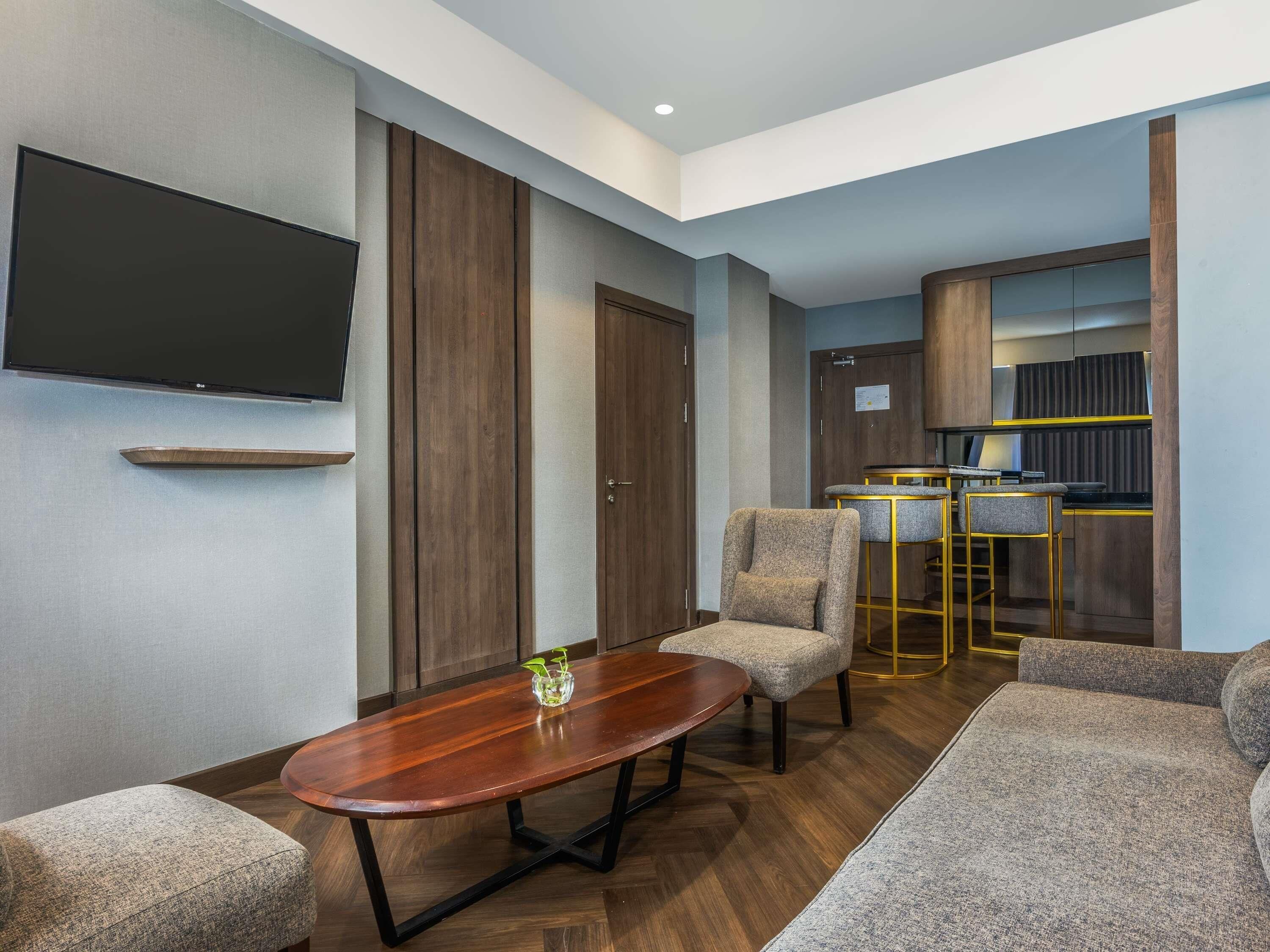 Suite Eksekutif, 1 Tempat Tidur King dengan tempat tidur Sofa | Brankas, meja kerja, setrika/meja setrika, dan Wi-Fi gratis
