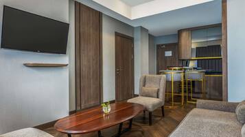 Suite Eksekutif, 1 Tempat Tidur King dengan tempat tidur Sofa | Brankas, meja kerja, setrika/meja setrika, dan Wi-Fi gratis