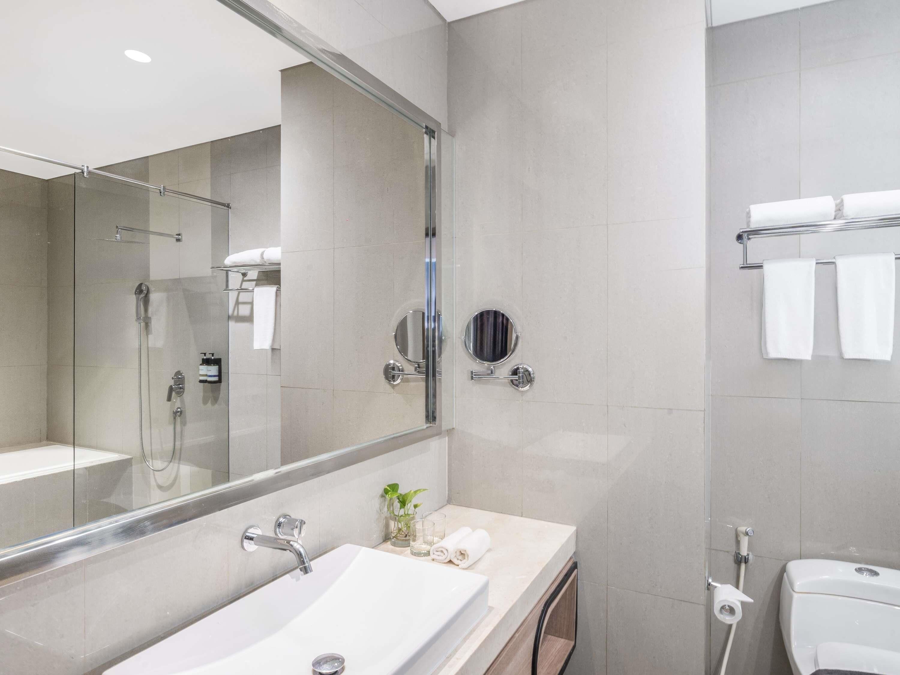 Coffres-forts dans les chambres, bureau, fer et planche à repasser