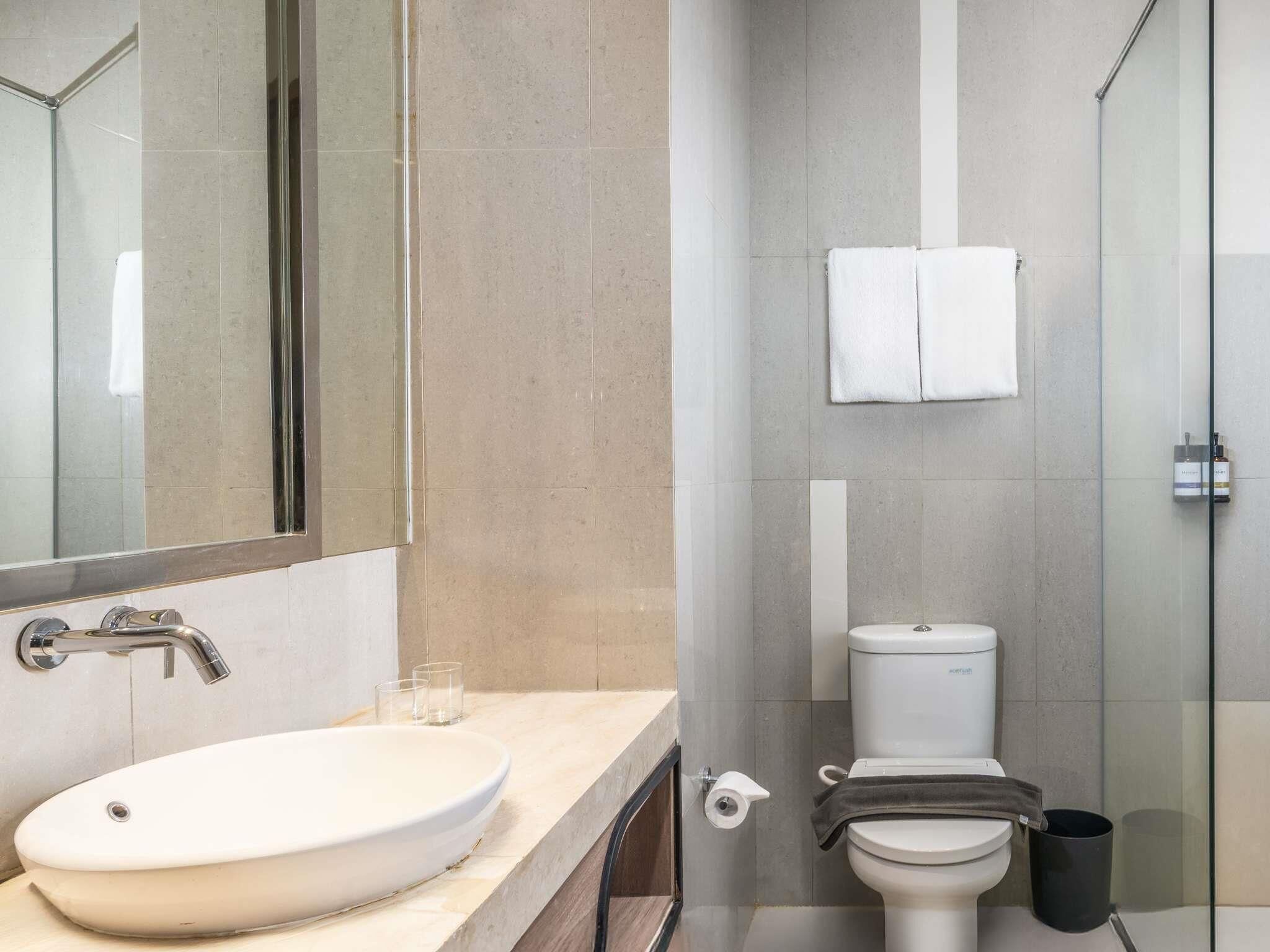 Caja de seguridad en la habitación y escritorio 