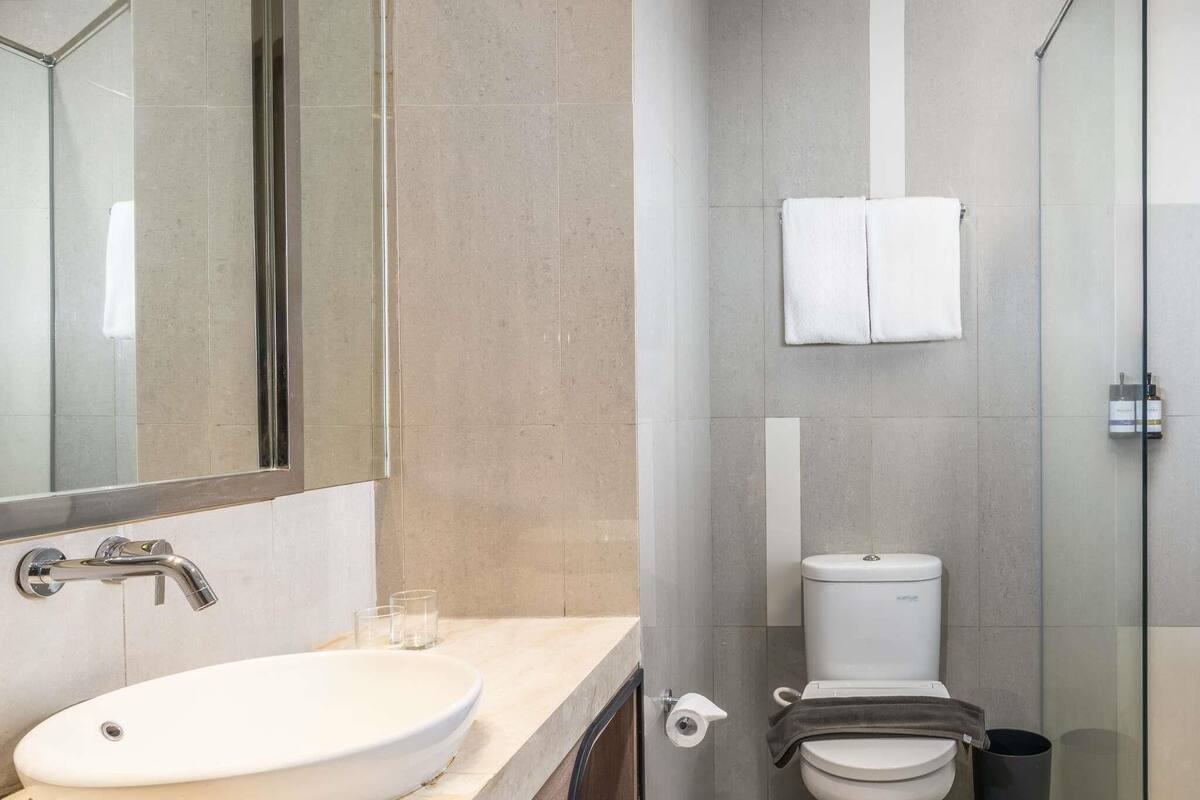 Caja de seguridad en la habitación y escritorio