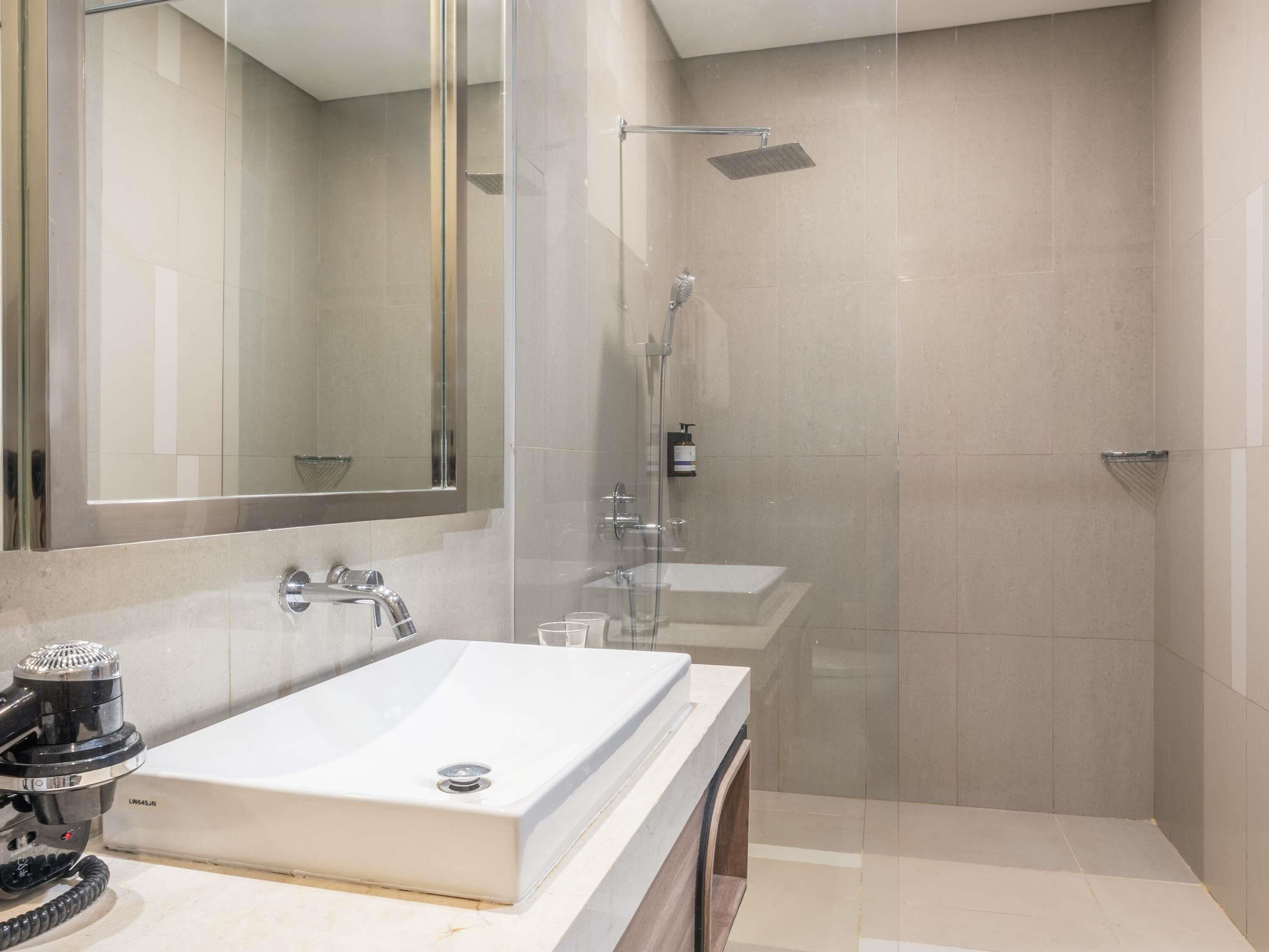 Coffres-forts dans les chambres, bureau, fer et planche à repasser