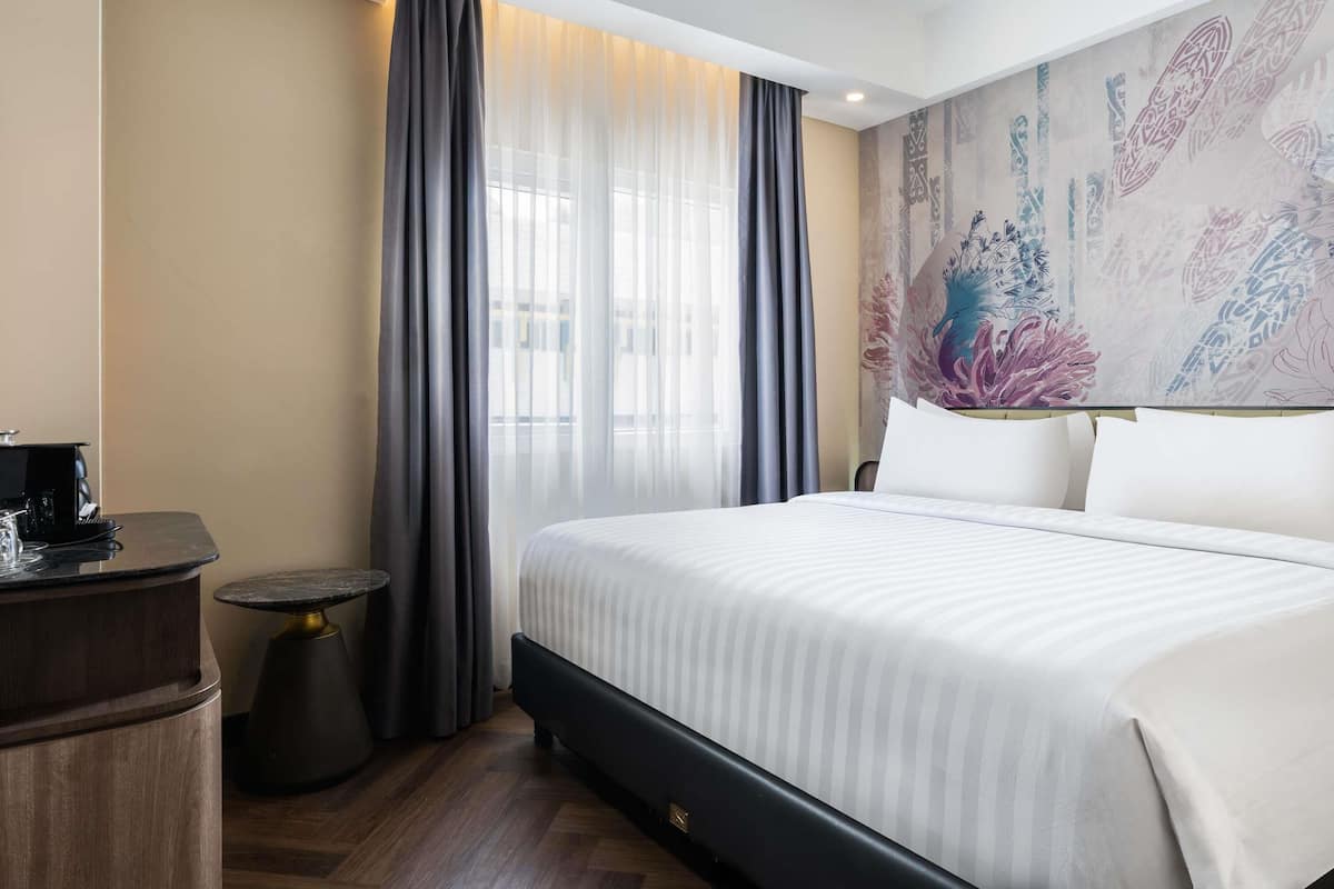 Phòng Suite Executive, 1 giường đôi | Két bảo mật tại phòng, bàn, bàn ủi/dụng cụ ủi quần áo