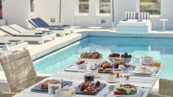 Daily cooked-to-order breakfast for a fee