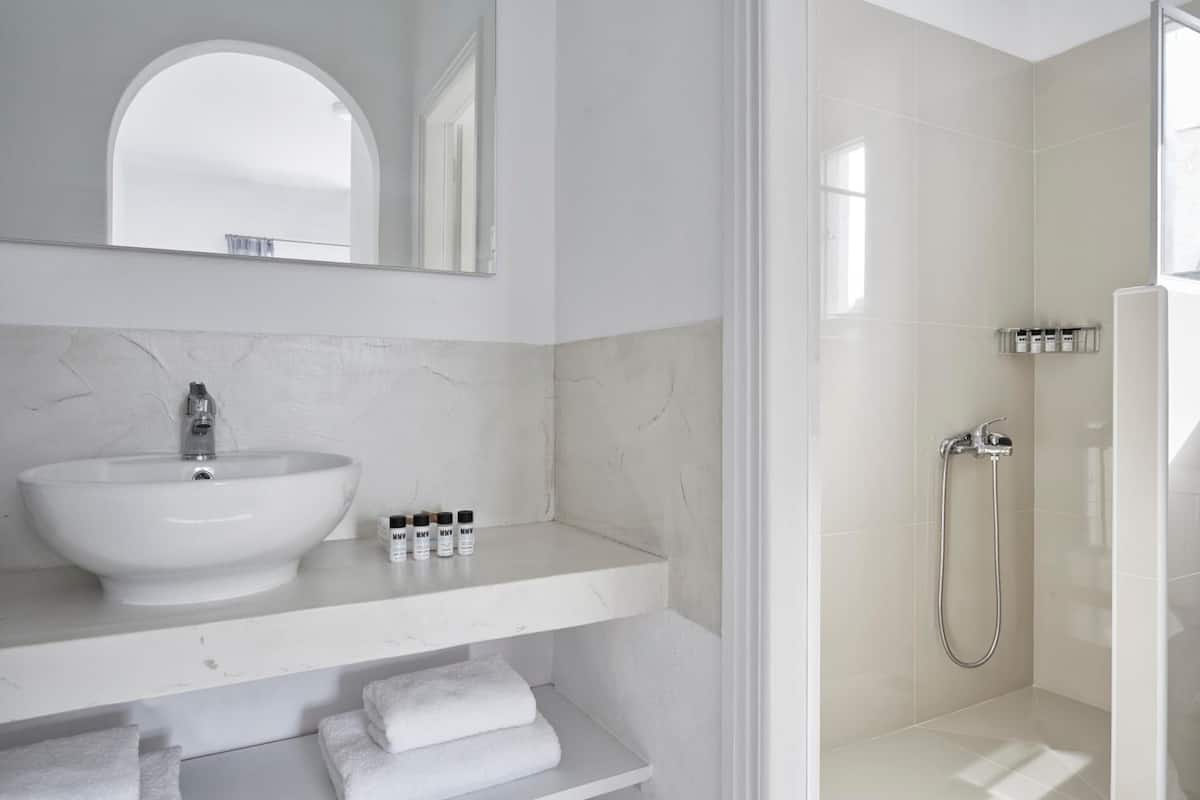 shower, rainfall showerhead, free toiletries, slippers