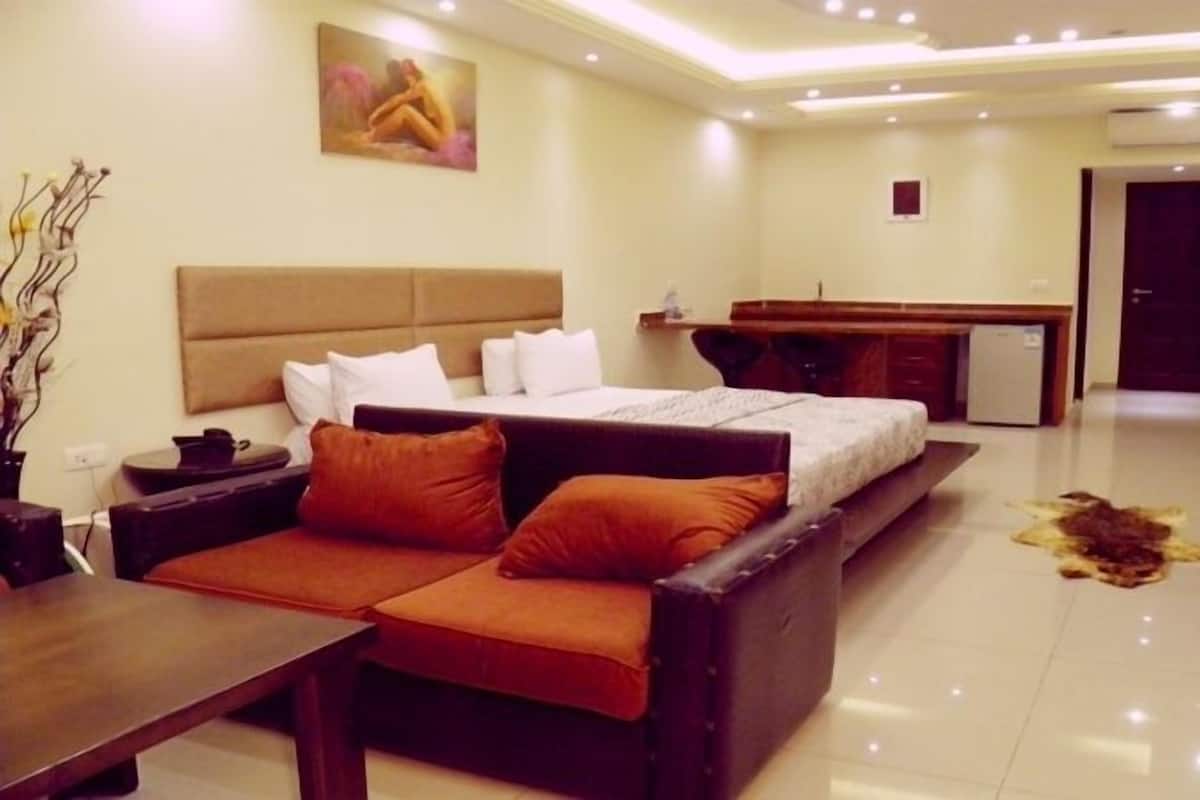 Suite, Jetted Tub | Living area | LED TV