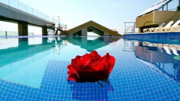Una piscina al aire libre