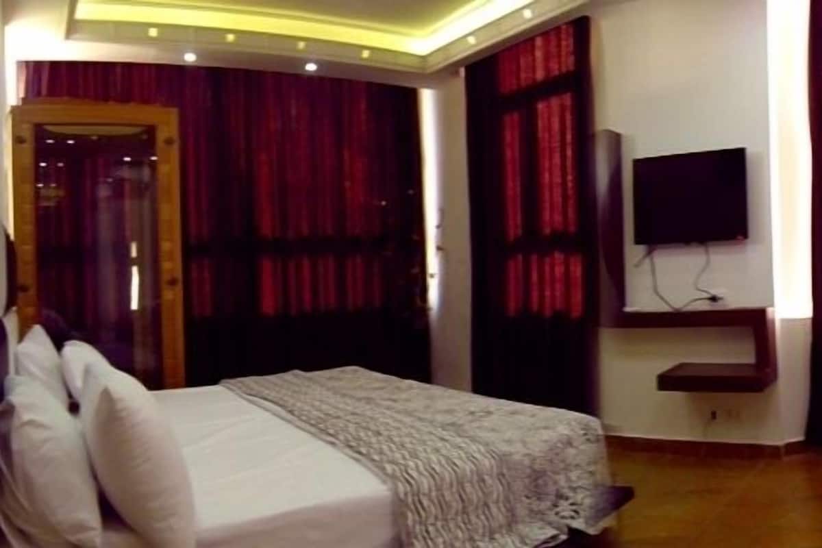 Deluxe Room, Jetted Tub | Meja, katil bayi/kot (percuma), katil lipat simpan/tambahan 