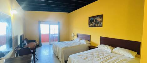 Chambre Deluxe double, 2 grands lits, four à micro-ondes, vue sur la mer | Literie de qualité, bureau, espace de travail pour ordinateurs portables