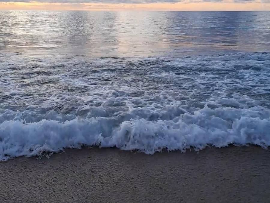 På stranden, hvit sand og surfing
