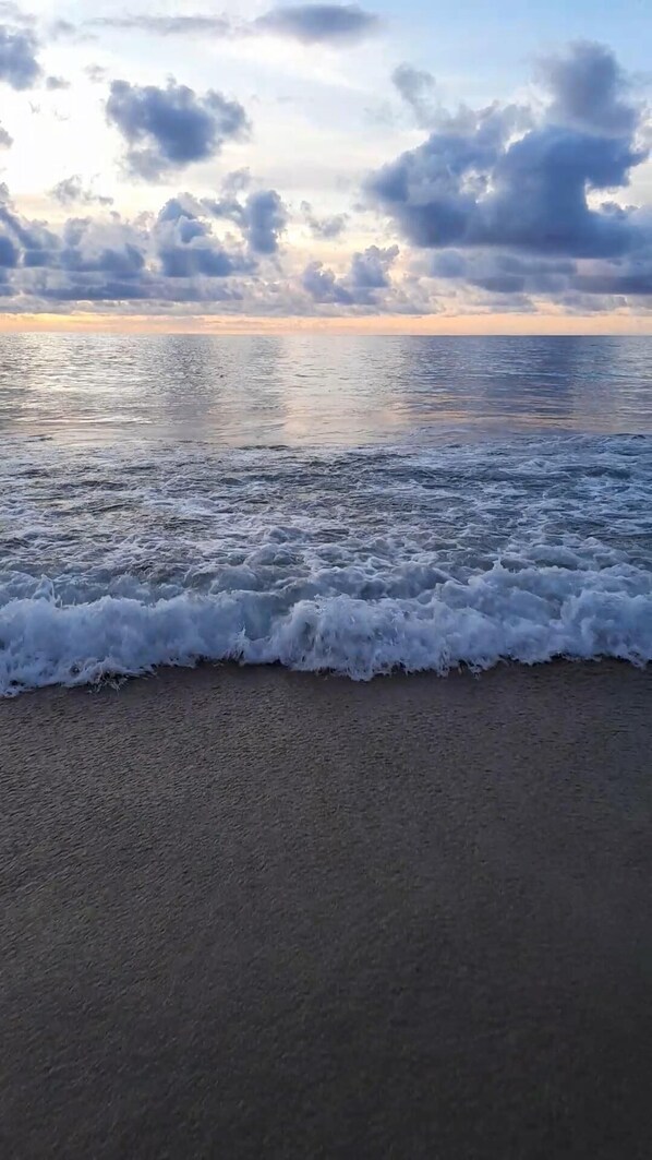 En la playa, arena blanca, surf