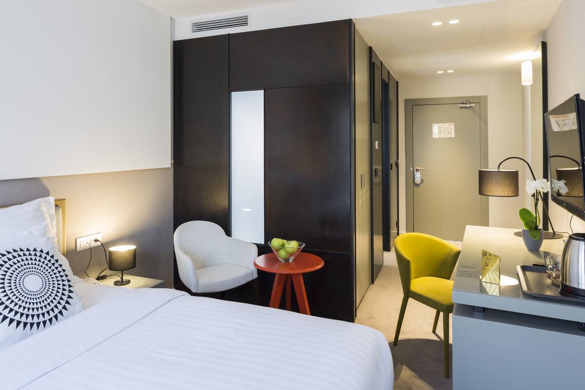 standard double or twin room, city view | premium bedding, minibar, in-room safe, desk