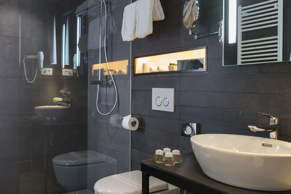 deluxe double or twin room, balcony, city view | bathroom | free toiletries, hair dryer, slippers, towels