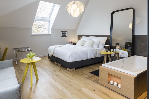 Junior-Suite, 1 King-Bett, Whirlpool, Stadtblick | Hochwertige Bettwaren, Minibar, Zimmersafe, Schreibtisch